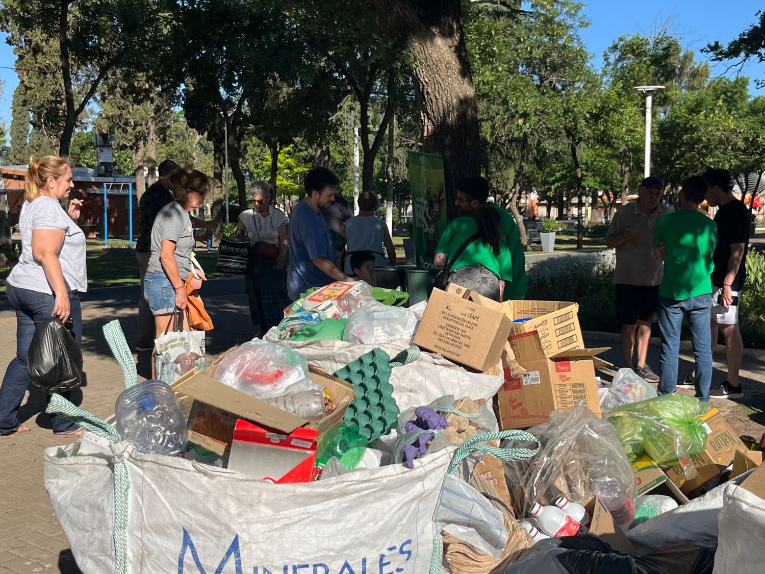 Los vecinos acercaron residuos limpios y secos para reciclar.