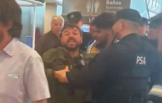 Juan Grabois fue escrachado en el Aeropuerto de Ezeiza y reaccionó: "¿A quién le robé?"