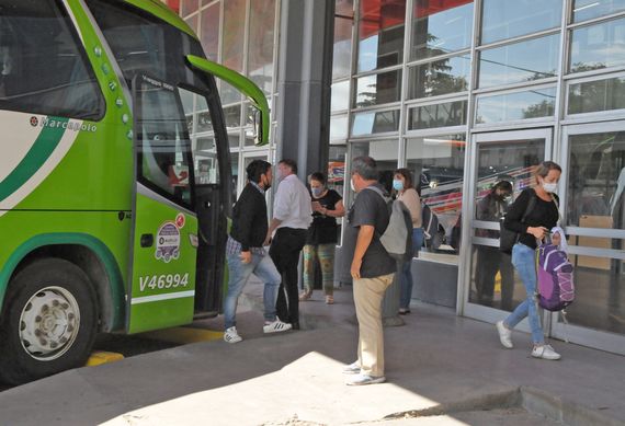 Desde este jueves será obligatorio presentar el pase sanitario para usar el transporte de larga distancia