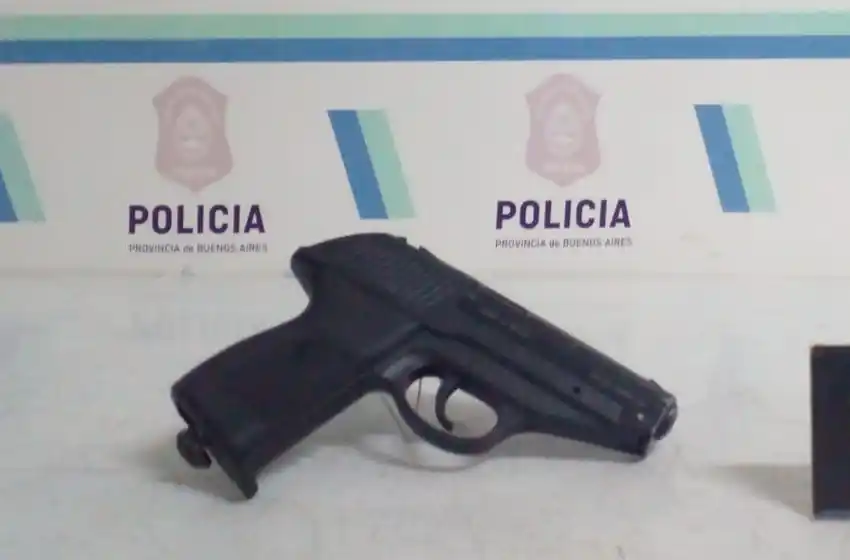 Advirtió la presencia policial y tiró un objeto al pasto: era una réplica de pistola