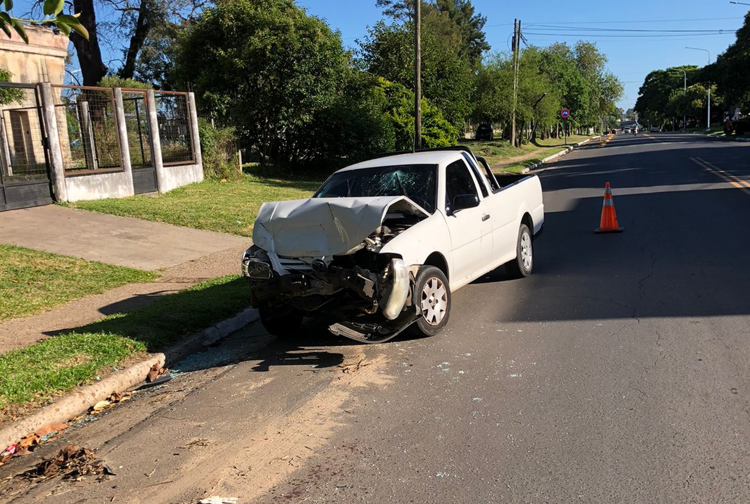 Chocó un automóvil estacionado y se fugó