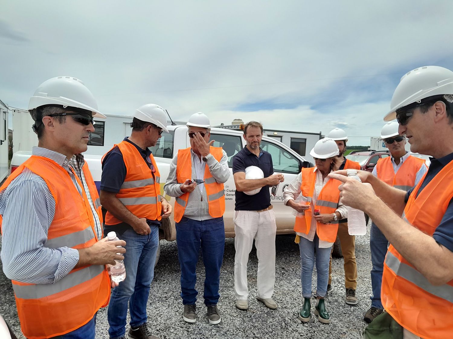 Recorrida. El intendente Barrena (izquierda) conversa con directivos de la empresa