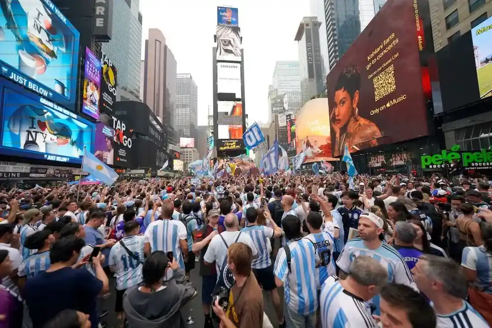 El banderazo argentino en Times Square.   DIB.