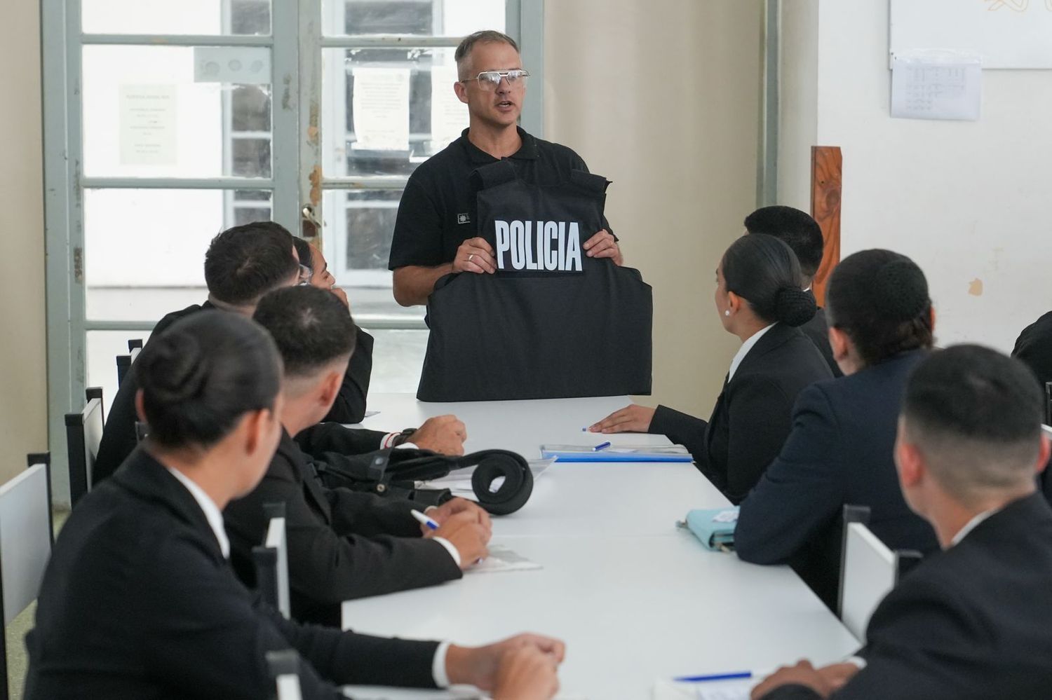 Santa Fe invirtió $33.000 millones y entregó equipamiento completo a 811 nuevos suboficiales