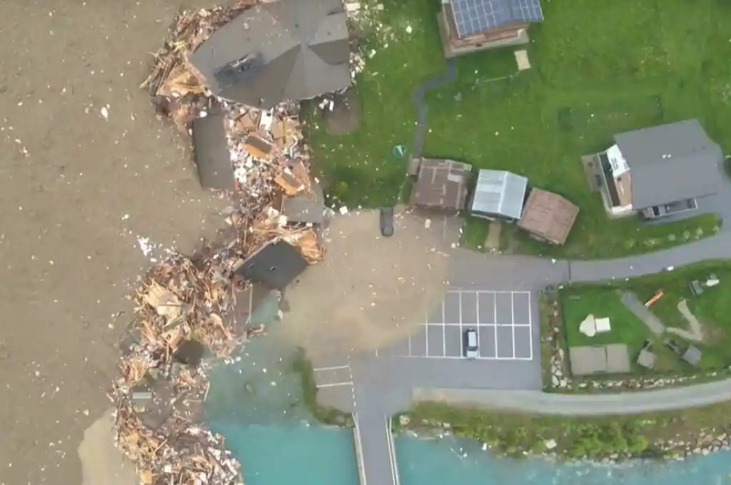 El desprendimiento masivo ocurrió alrededor de las 15:30 hora local.