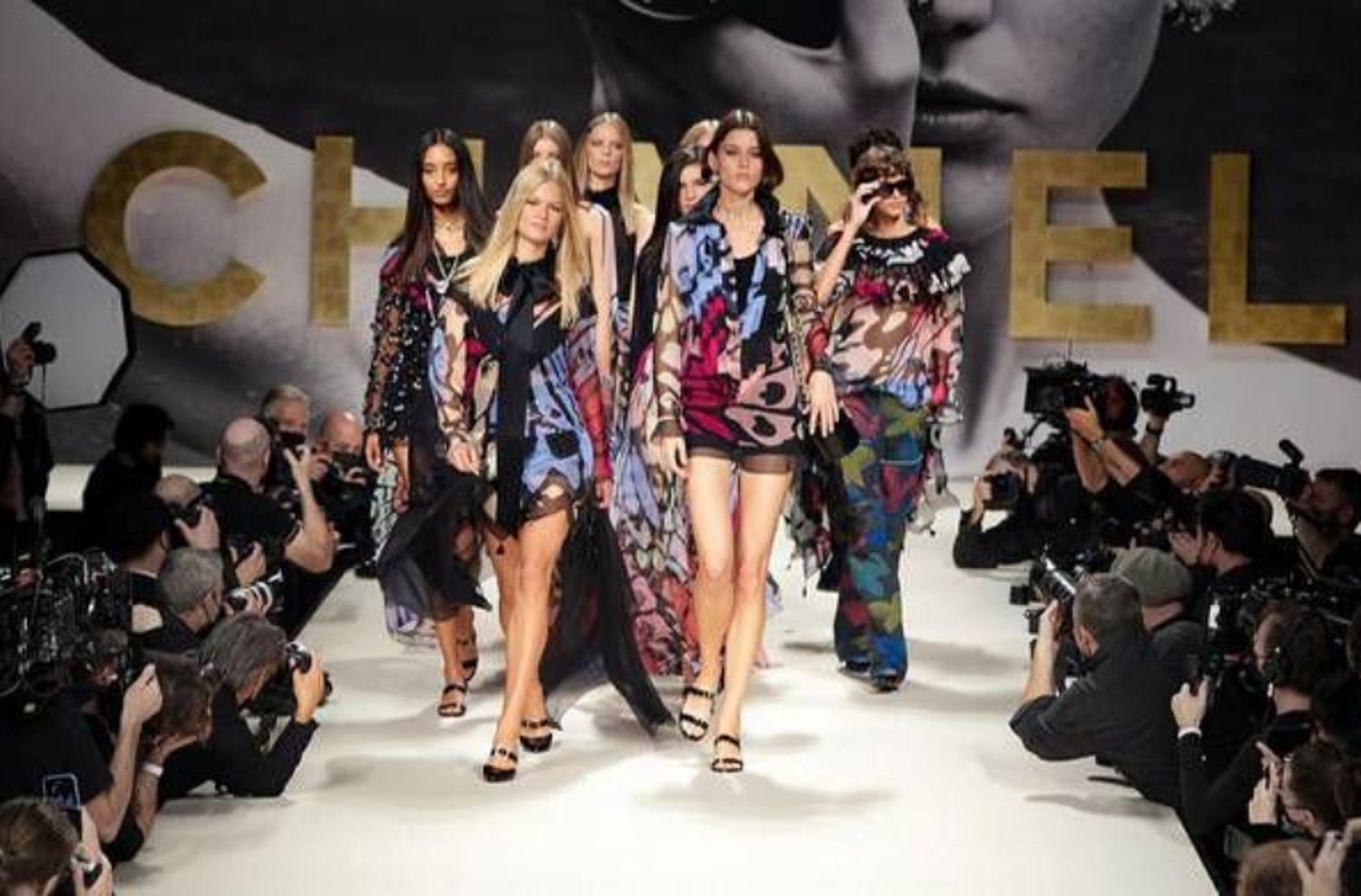 Chanel rompe con la cuarta pared en su homenaje a los “flashes” de la moda de los 80