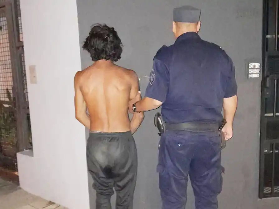 Fue detenido luego de romper el parabrisas de un automóvil