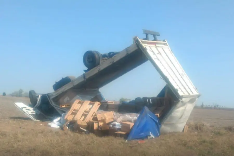 Impresionante vuelco de un camión en Ruta Nacional 34: estaba cargado con agroquímicos