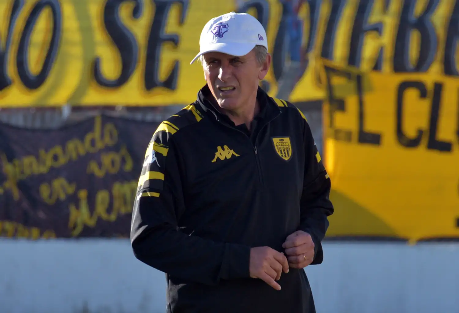 Héctor Arzubialde, DT de Santamarina.