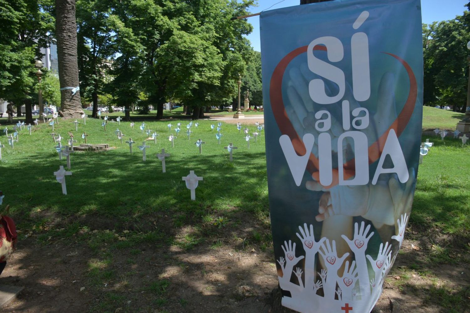 Con cruces y baberos, la agrupación Más Vida rechazó la posibilidad de que el aborto se convierta en ley