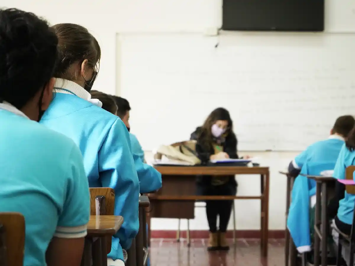 Aislaron a dos cursos completos de una escuela secundaria por casos de covid