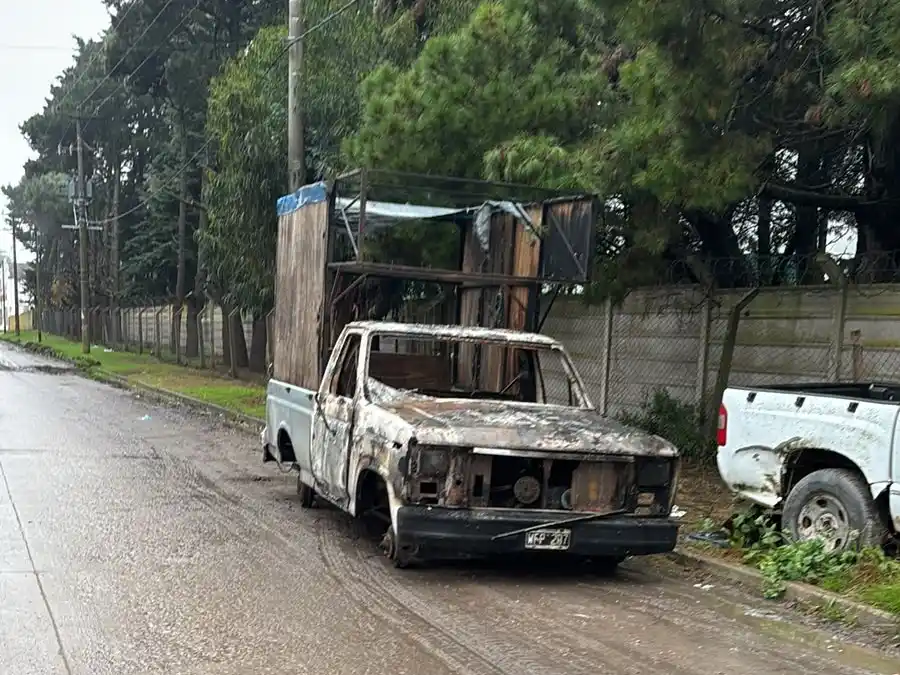 Robaron e incendiaron la camioneta de un fletero en el barrio Las Heras