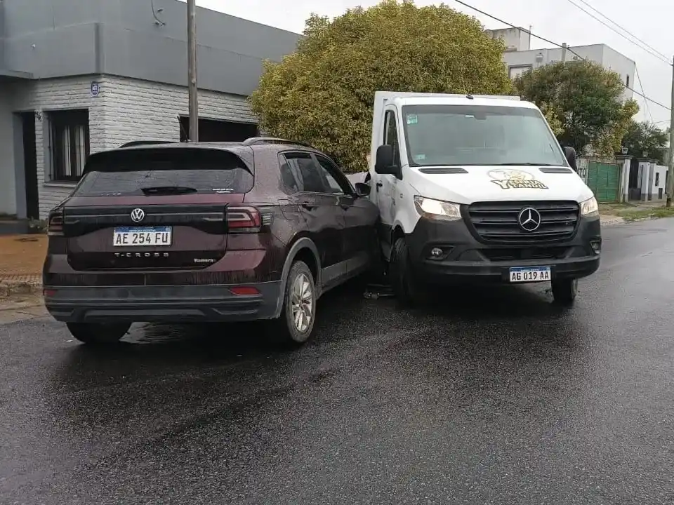 Dos vehículos colisionaron en la intersección de Pinto y Montiel.