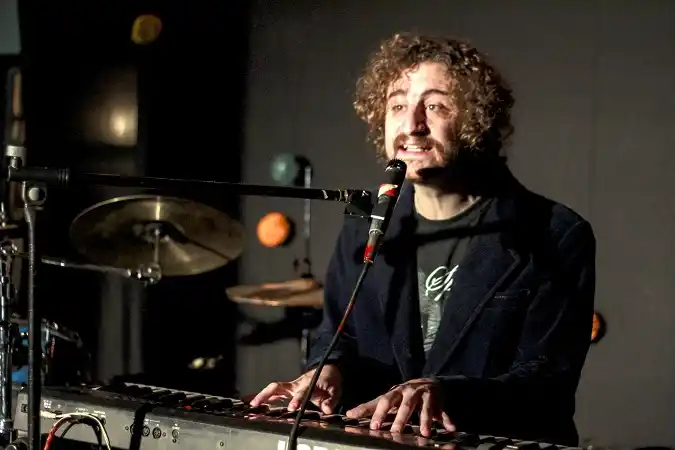 Santi Gonella: Un artista fuera de serie que volvió a conquistar a la ciudad 