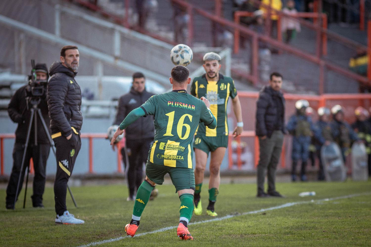 Santiago Luján recibiendo un lateral