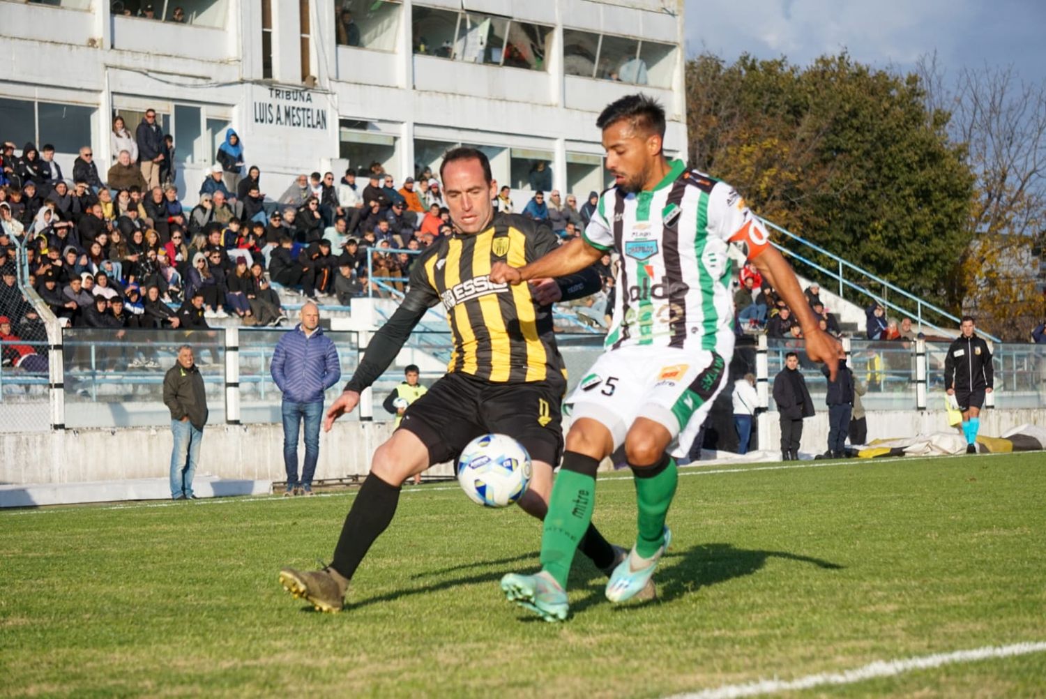 Cocciarini cubre el balón ante Michel. (Foto de Mauro Piñero).