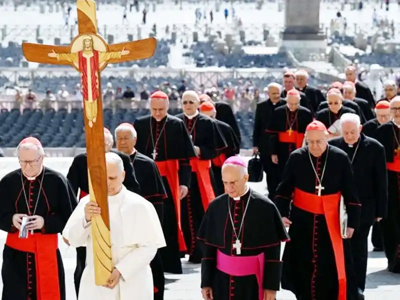 “La mejor manera de servir a la Iglesia es ser santos”, dijo el Papa