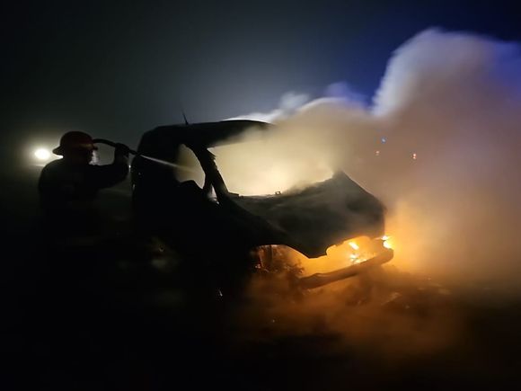 Susto en Batán: bomberos controlaron un incendio vehicular en la Ruta 88