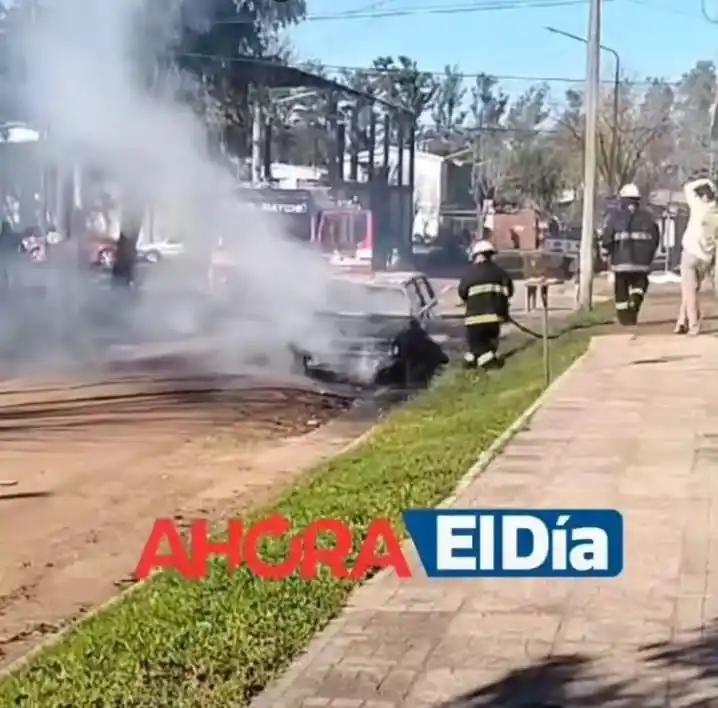 Fuego en el oeste: Otro incendio de auto en la ciudad