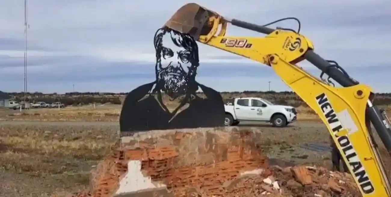 Con una retroexcavadora, Milei mandó a derrumbar un monumento de Osvaldo Bayer, autor de "La Patagonia Rebelde"