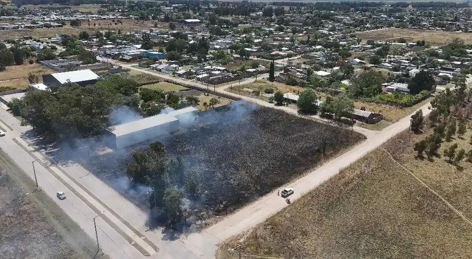 Incendio en un gran descampado de 75 y 90