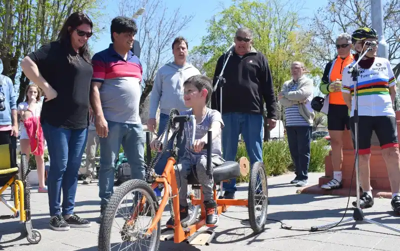 Maciel: un vecino creó una bici adaptada y sorprendió a Mateo