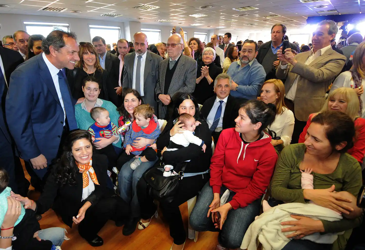 Scioli inauguró lactarios para la administración pública