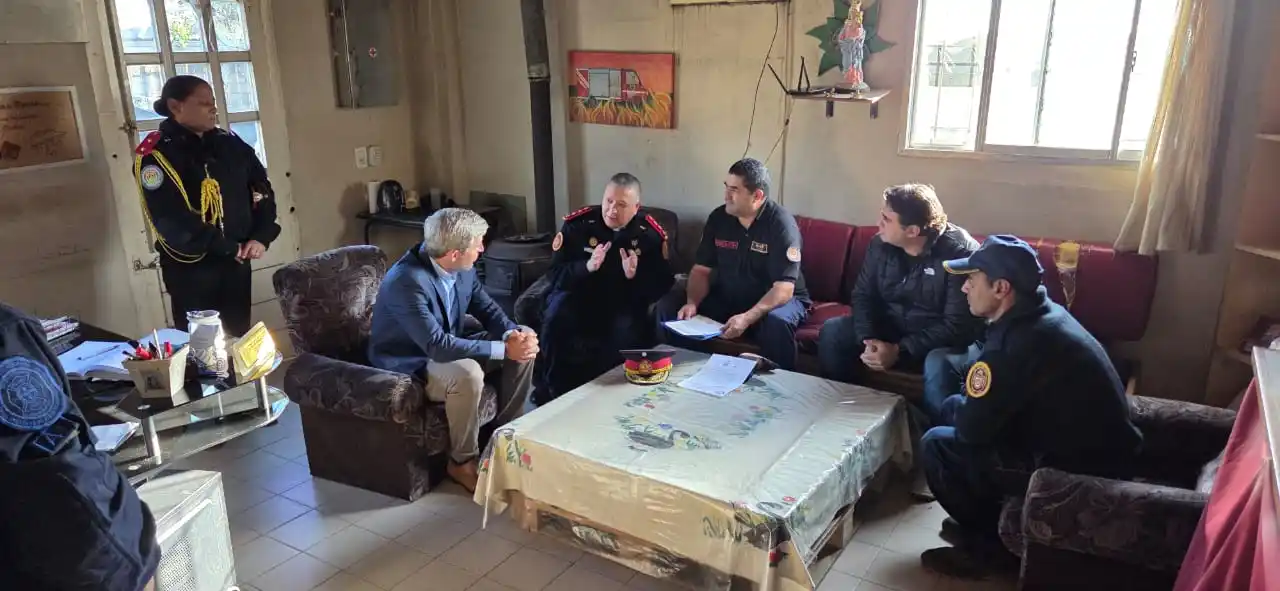 El Gobernador Frigerio visitó el Cuartel de Bomberos Voluntarios de Ceibas para abordar la situación de las Rutas Nacionales 12 y 14