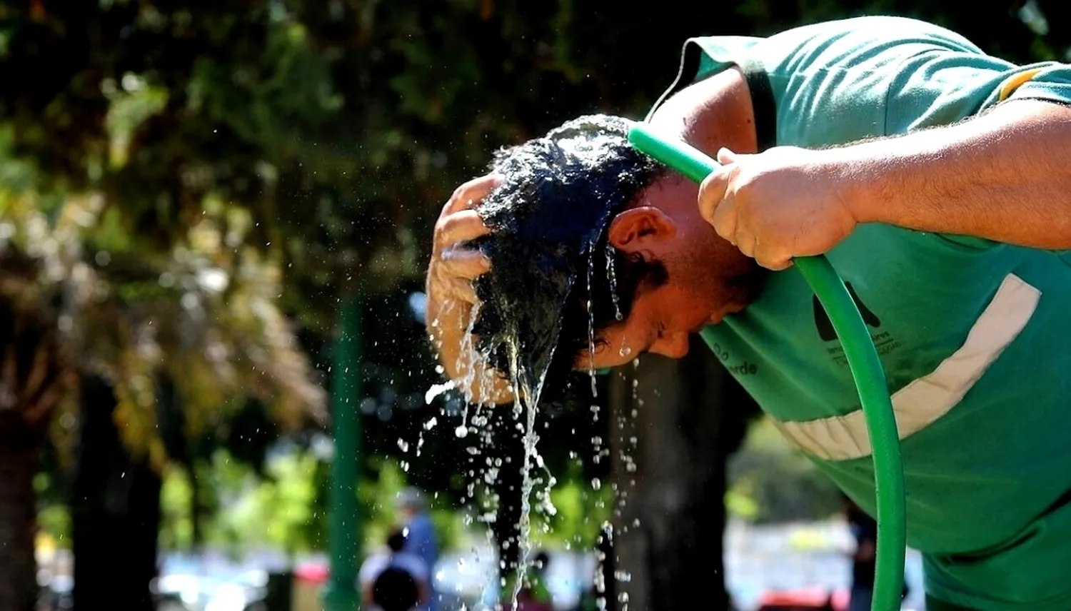 La ola de calor continúa este martes; miércoles y jueves llueve y “refresca”