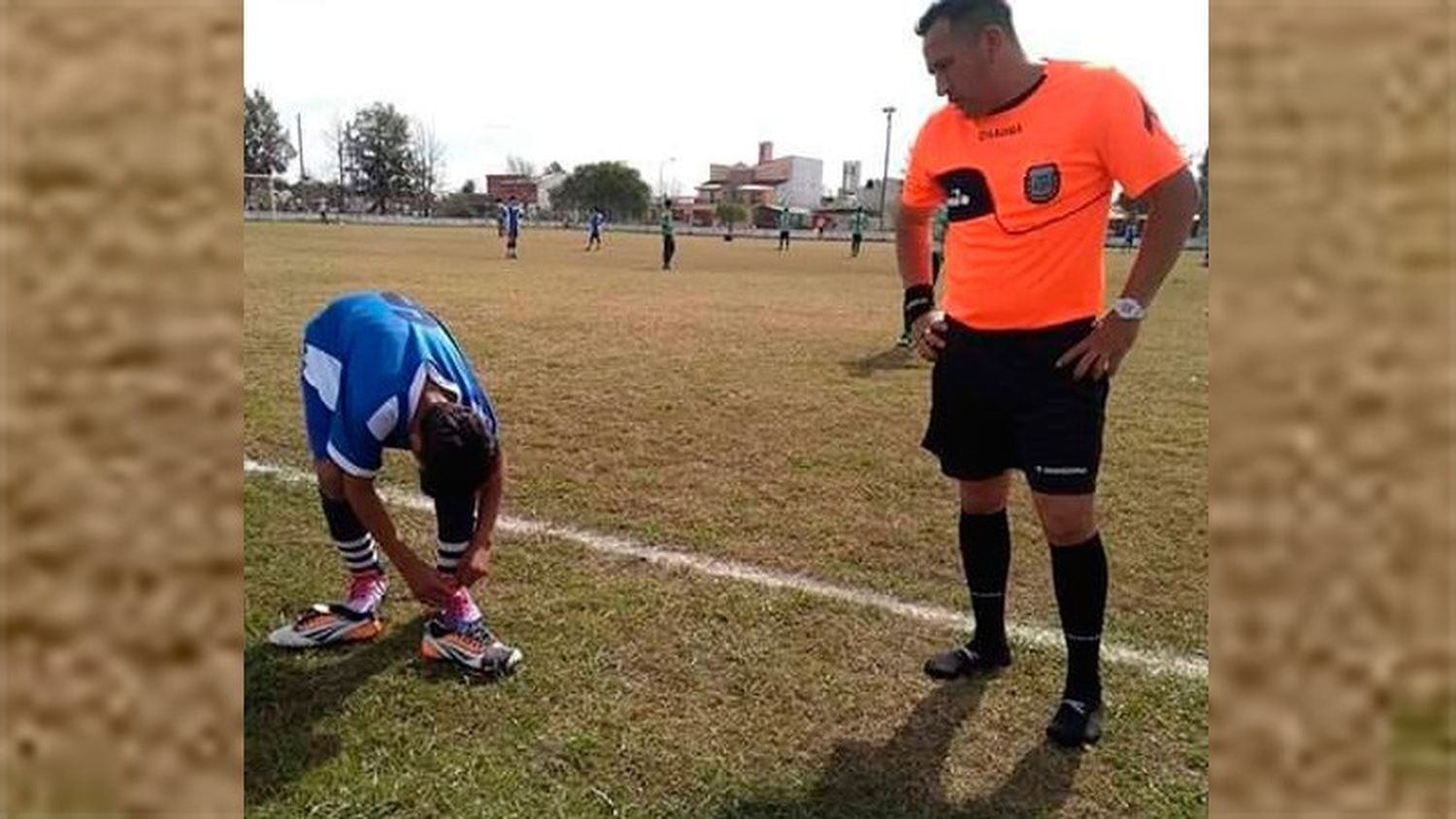 Video: Árbitro prestó sus botines a jugador que los tenía emparchados con cinta