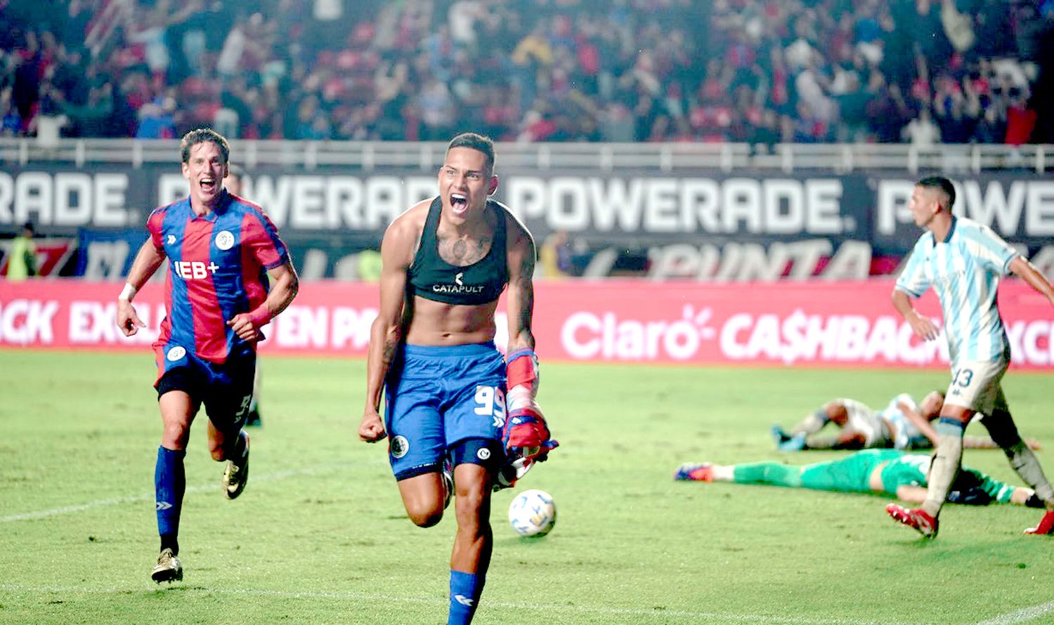El grito del final. Peralta y Vombergar inician el festejo del tanto definitorio