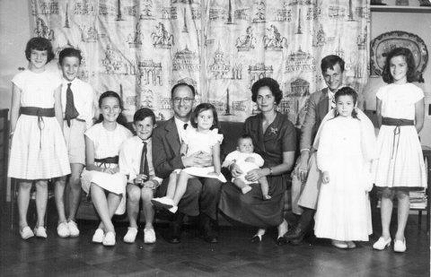 Enrique Shaw junto a su esposa Cecilia Bunge y sus nueve hijos. Una familia unida por la fe, la alegría y la entrega cotidiana.