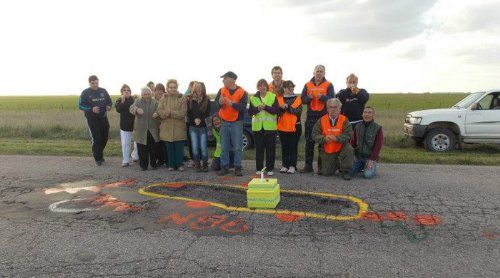 Insólita protesta en Arroyo Corto: Le festejaron el cumpleaños a un pozo