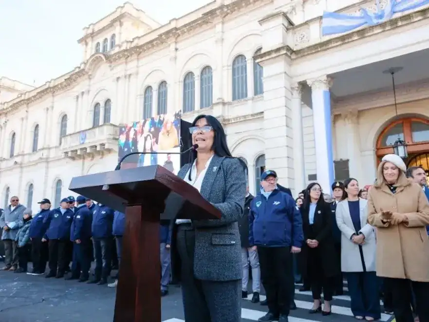 La vicegobernadora Alicia Aluani encabezó en Paraná la ceremonia por el Día de la Bandera