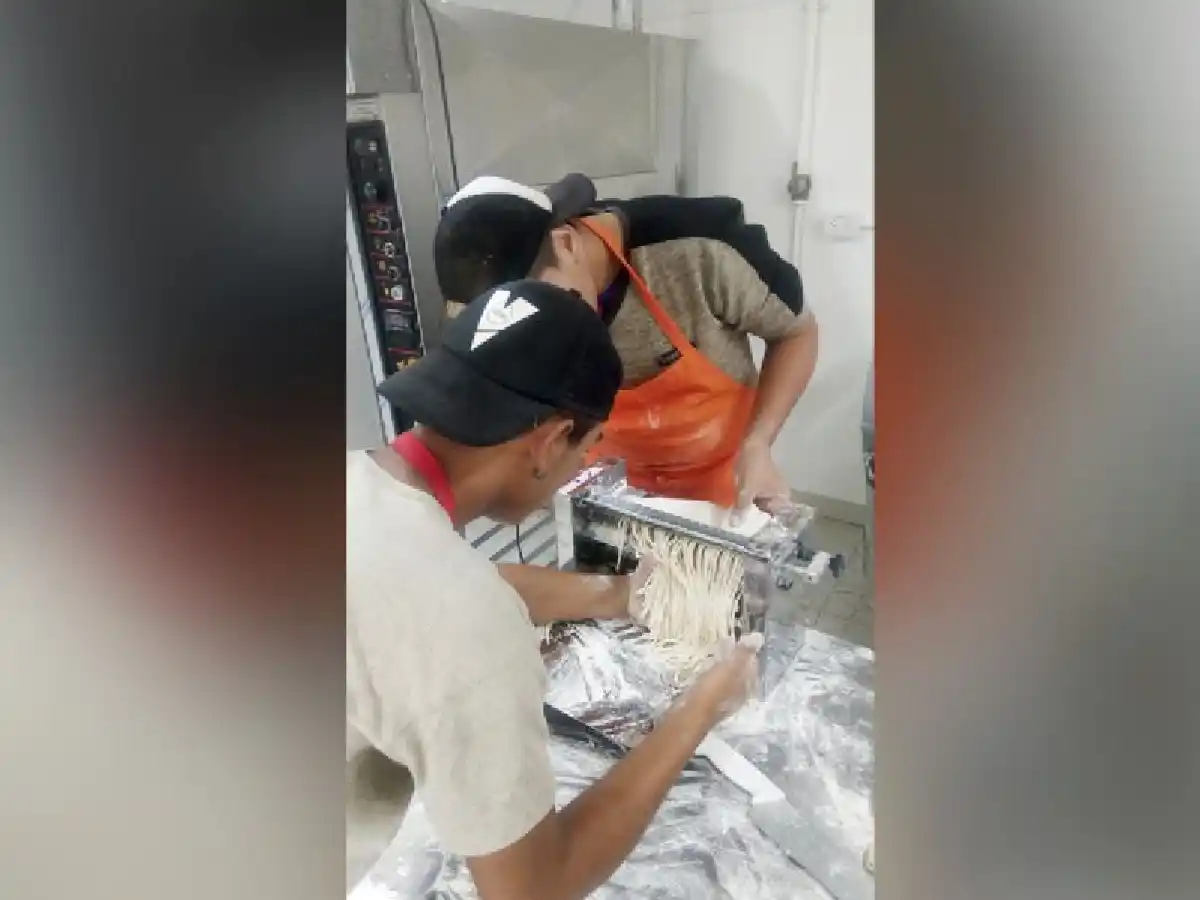 Entre talleres, solidaridad y compañerismo "La Luciérnaga" le hace frente a la crisis