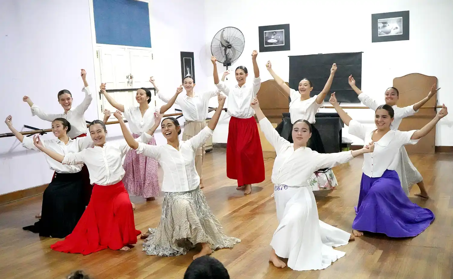 Colorido espectáculo de danzas, anoche en la sede de 45 y 62