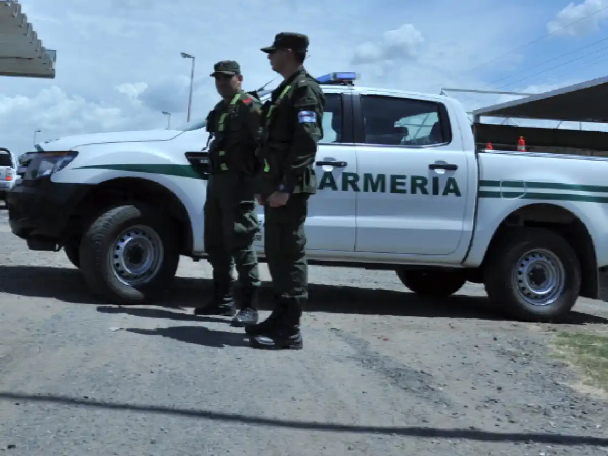 Gendarmería detuvo a un hombre que llevaba ropa de “La Salada”