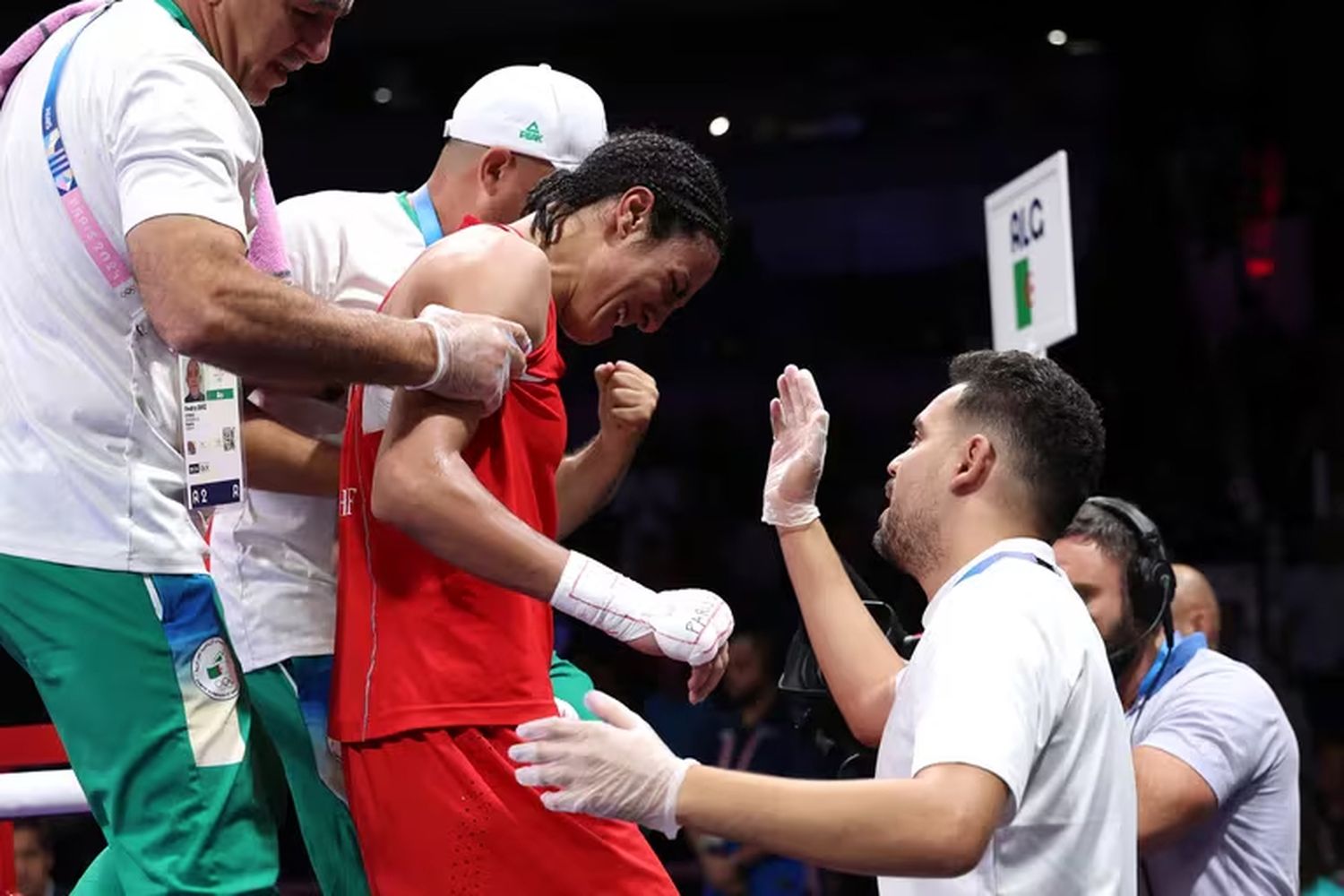 La boxeadora Imane Khelif logró un triunfo, se aseguró la medalla y rompió en llanto