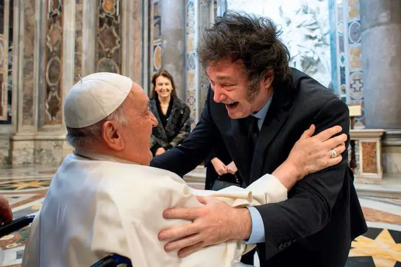 EL HISTÓRICO ABRAZO del papa Francisco y Milei en el Vaticano (Video)