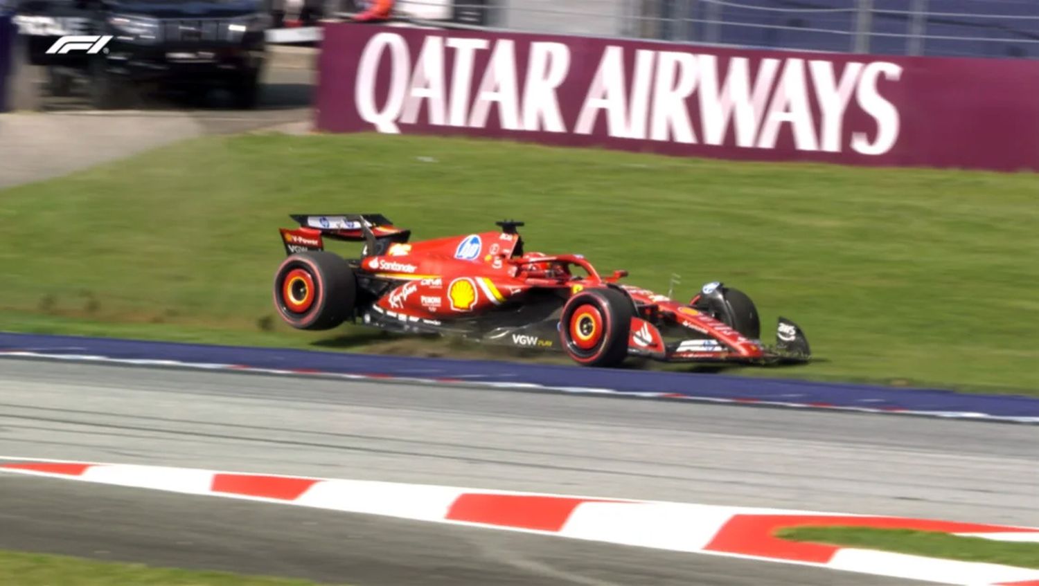 Charles Leclerc no pudo controlar la Ferrari en una de las curvas más peligrosas del circuito de Spielberg. Foto: @F1.