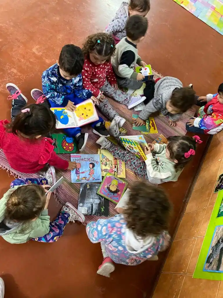 Lectura compartida en el Jardín Maternal N°1 de Hurlingham: desde los primeros años, el juego y los libros abren caminos de aprendizaje.