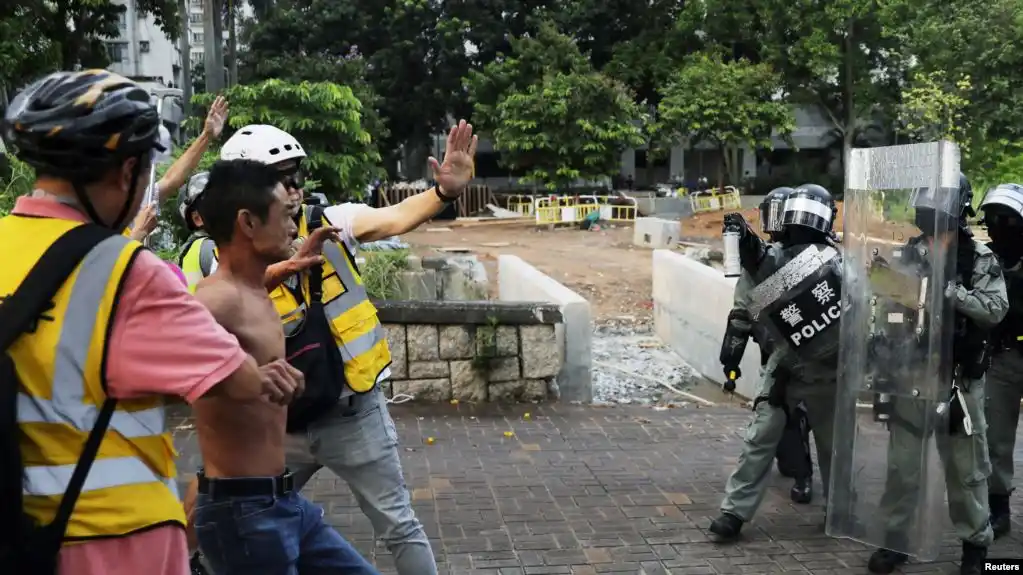 Caóticos enfrentamientos entre policía y manifestantes en Hong Kong