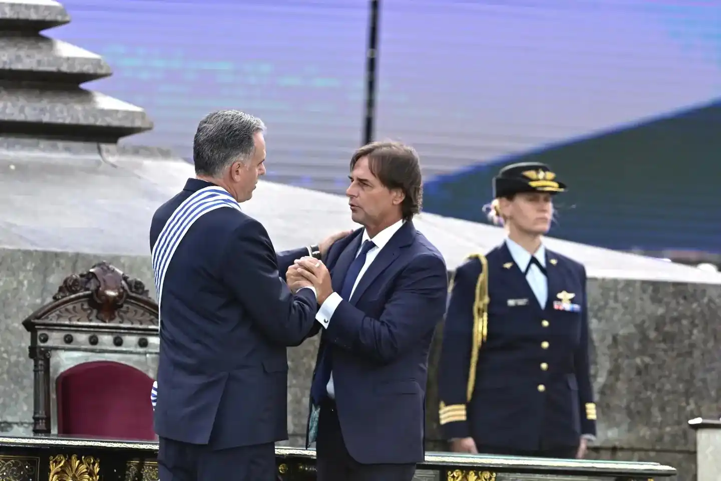 El traspaso de mando presidencial tuvo lugar en la Plaza Independencia.