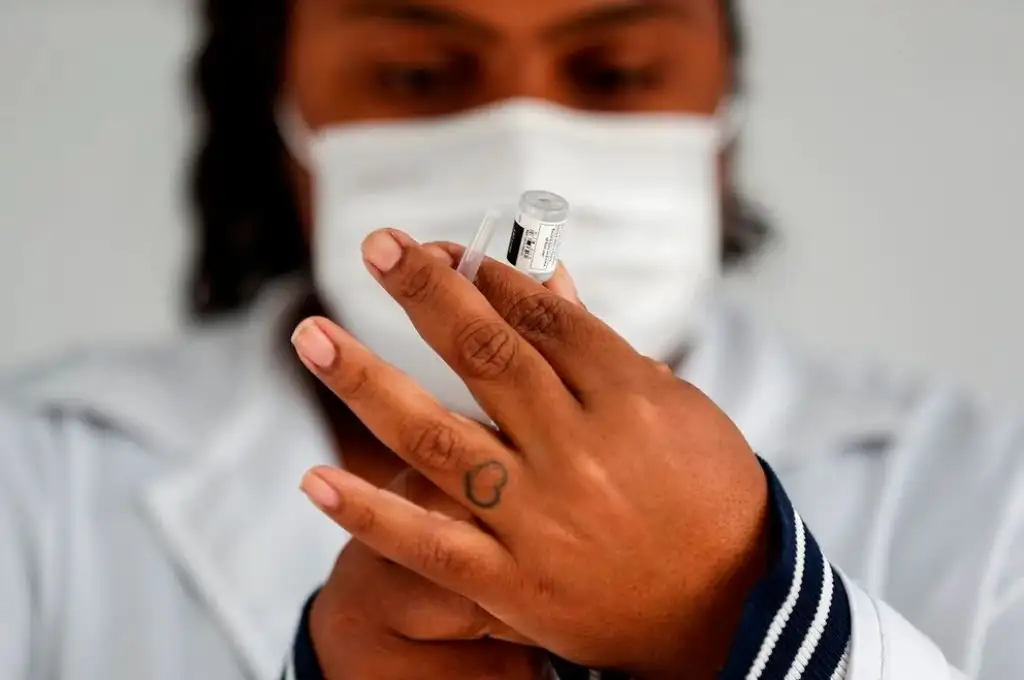 Escándalo: un hombre se vacunó cinco veces contra el COVID-19 en Brasil