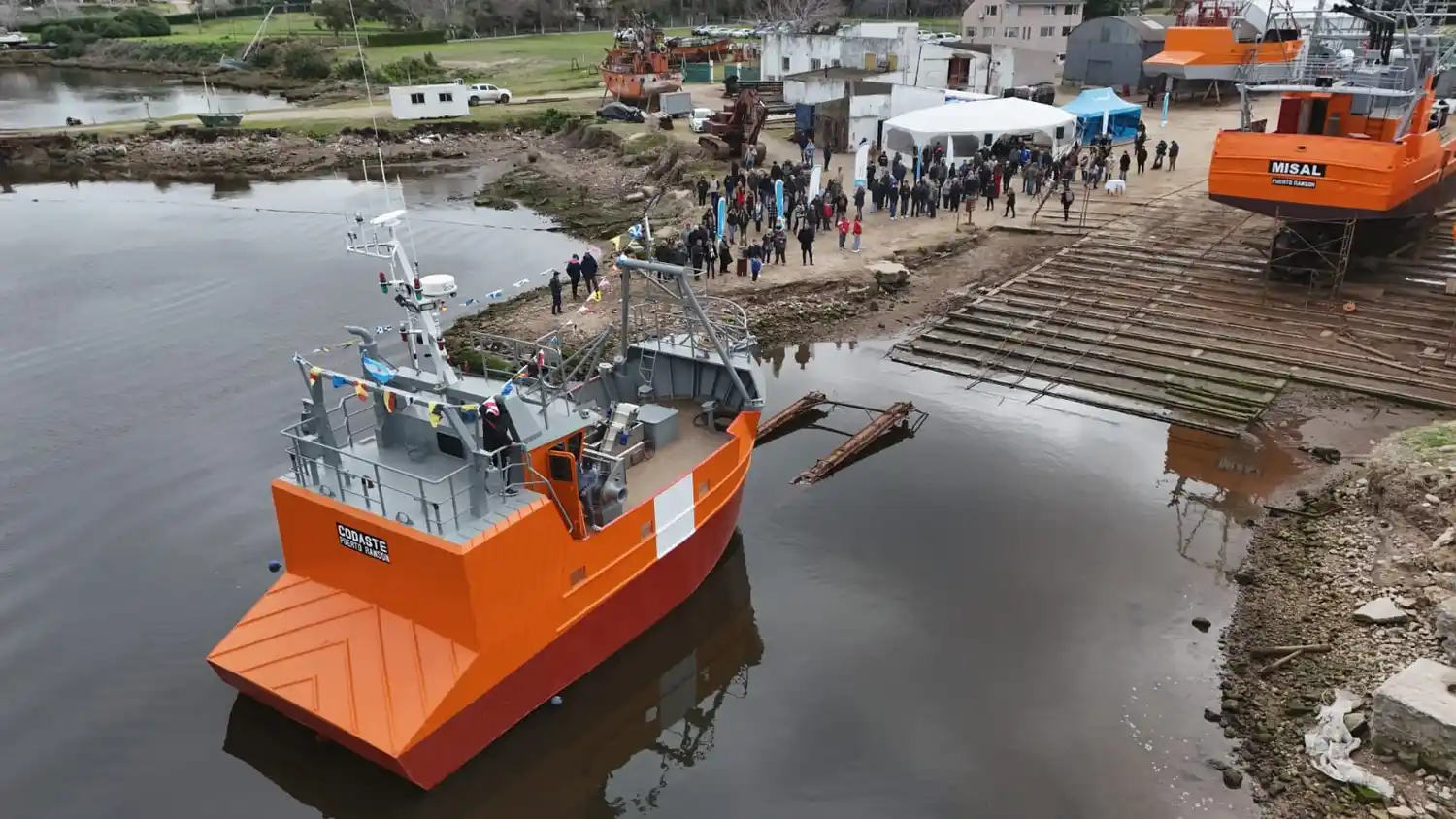 El astillero Aloncar botó su octavo barco en el río Quequén