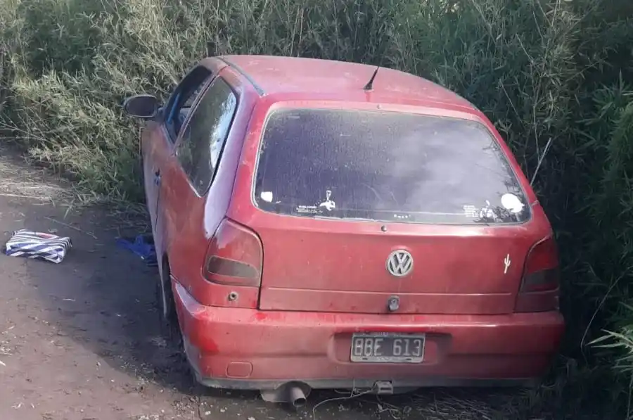 Entre pastizales y sin ruedas fue hallado el Gol rojo de la familia de Elio Dorado.