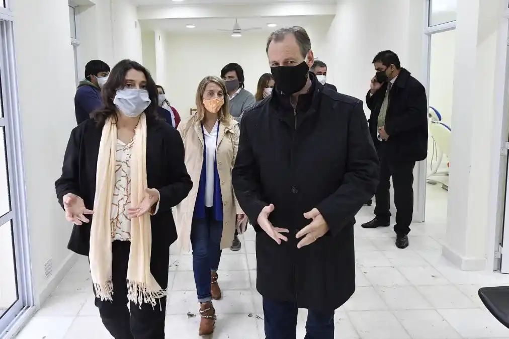 pstrongemEl gobernador en el centro de salud 