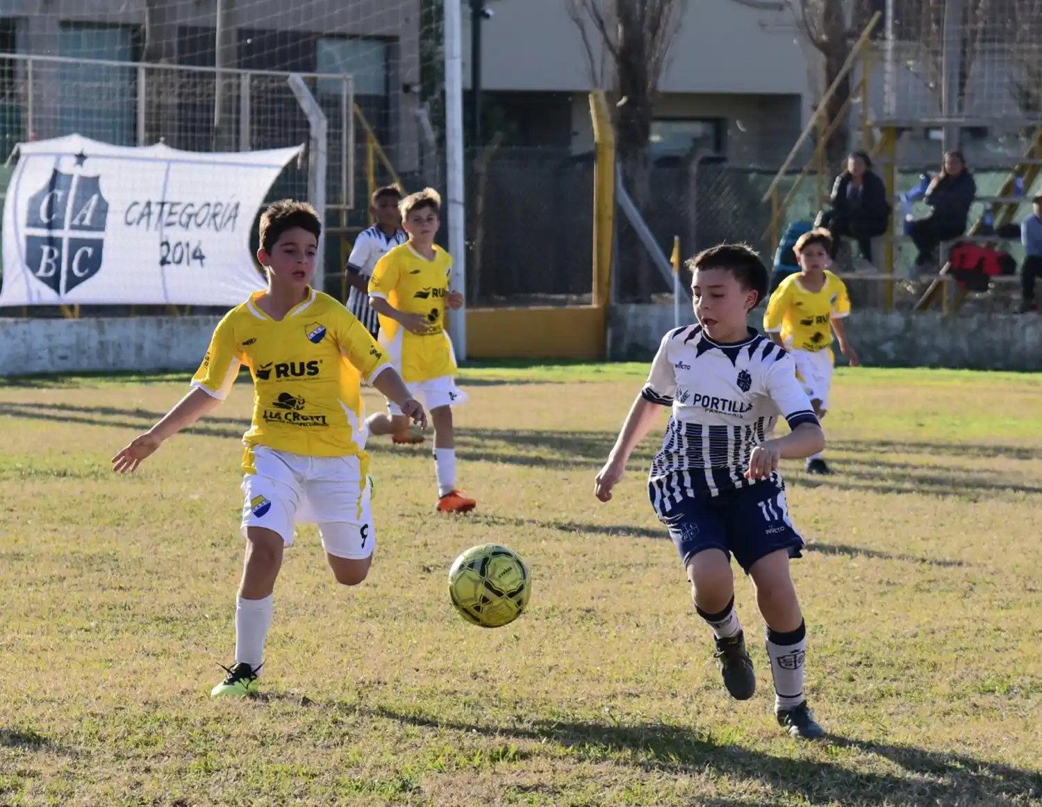 Un momento del choque entre Deportivo Oeste y Barrio Cabrera.