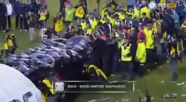 Después de una hora y media, los jugadores dejan la cancha escoltados como delincuentes 
