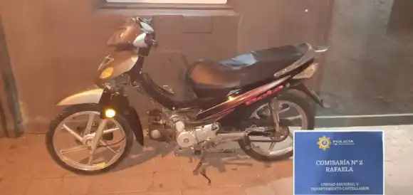 Por las cámaras, lo detectaron cargando combustible a una moto robada en una estación de servicio